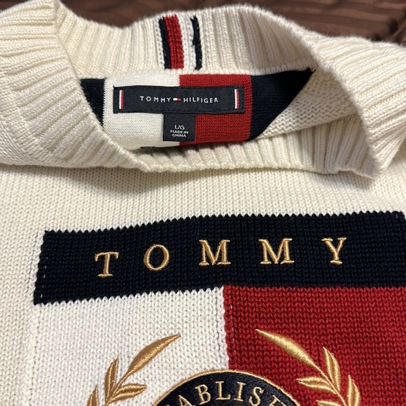 Tommy Hilfiger Brand new sweater. - Picture 5 of 14